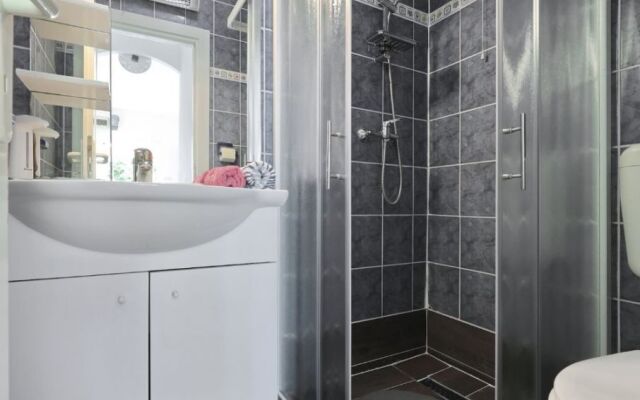 Apartment Djurdja - 20 m from beach : A2 Luka Murter, Island Murter