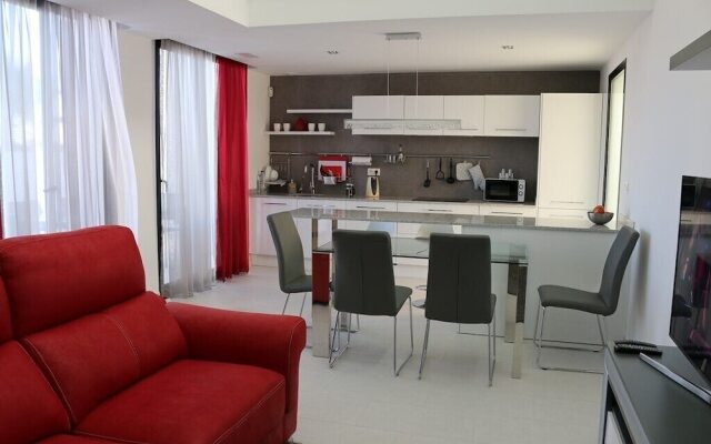 Villa con piscina Activa28