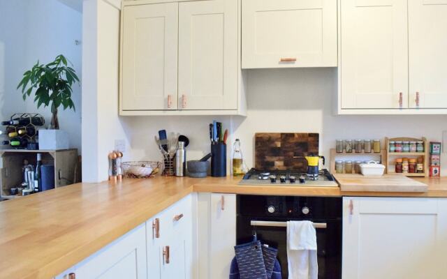 2 Bedroom Flat With Balcony in Homerton