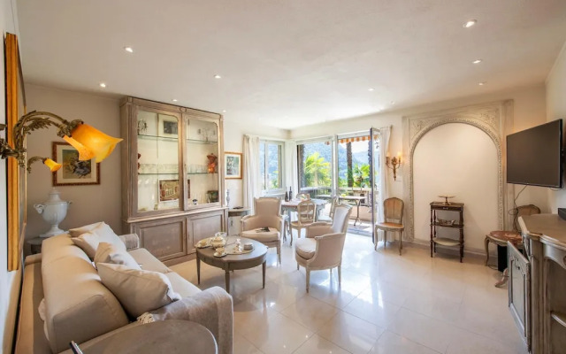 Queen Lake View in Ponte Tresa