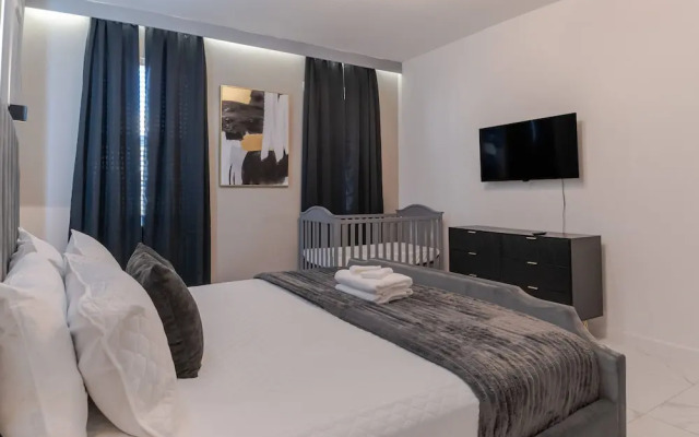 Sophisticated 9 Bedroom Close to Disney