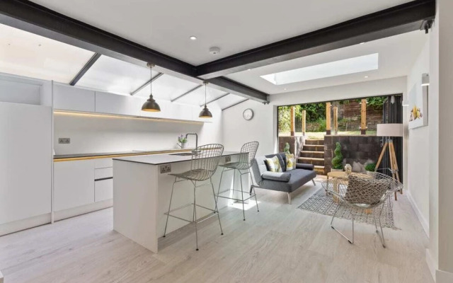 Elegant 2 Bed Apt W/patio nr West Hampstead