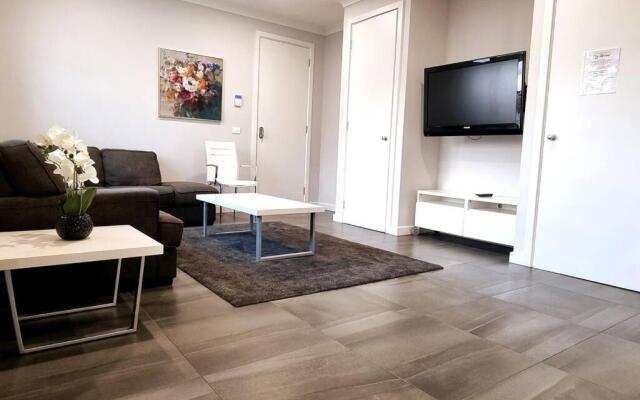 New modern 3 bedroom apartment in St Kilda East