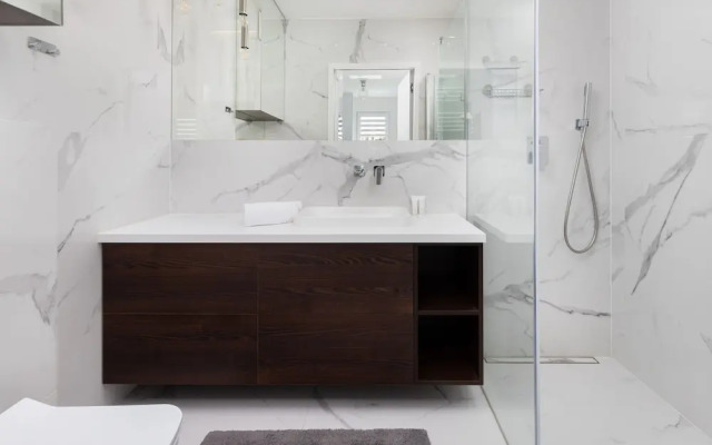 Spacious Bright Apartment by Renters