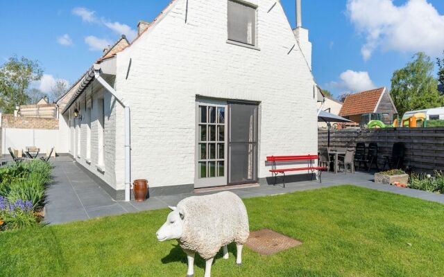 Beautiful Farmhouse in Beveren-aan-den-ijzer With Terrace