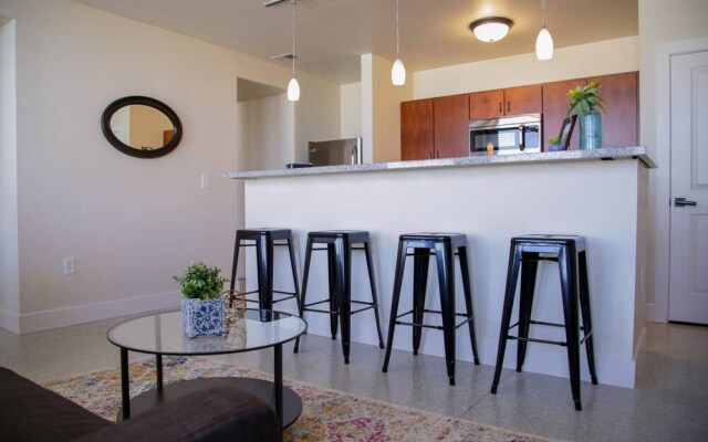 Classic Downtown 1BR Apt with Views