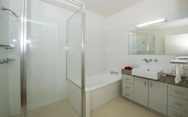 Beachside Magnetic Harbour Holiday Apartments