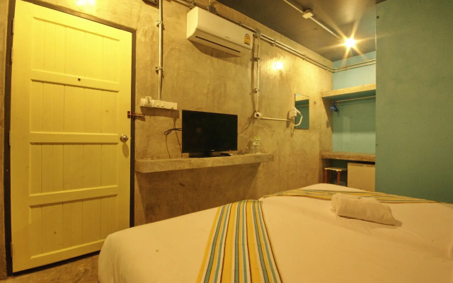 Seabox Khaolak Hostel