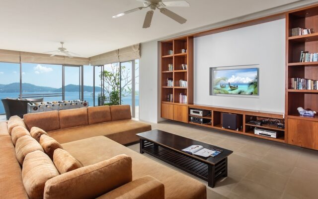 Villa Chelay - Luxury Waterfront Villa