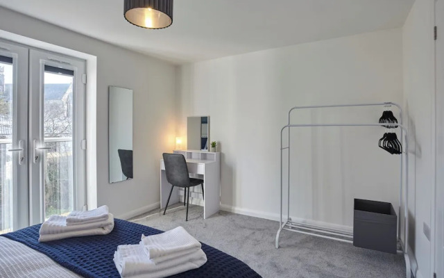 2022 Modern Home In Central Hayle With Parking