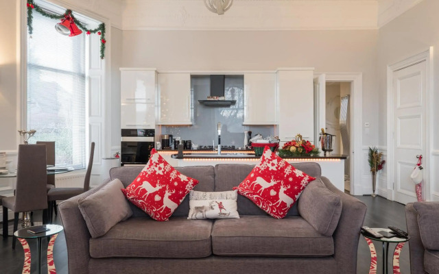 Marks At The Manor Luxury Riverside Apartments - Sleeps up to 4, with Parking and Sky TV