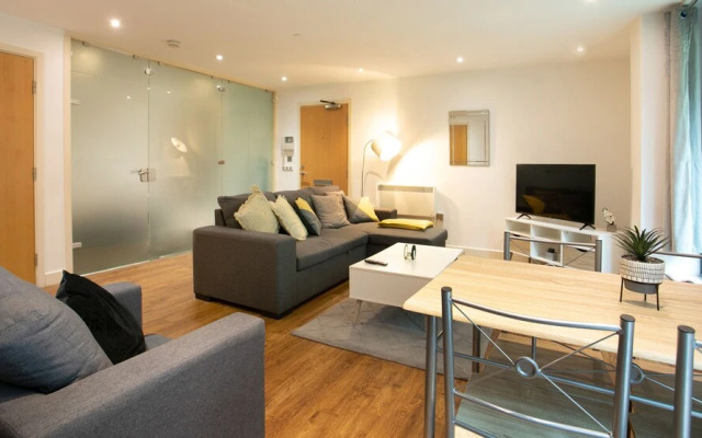 Spacious 2 Bed Parking Close To Centre