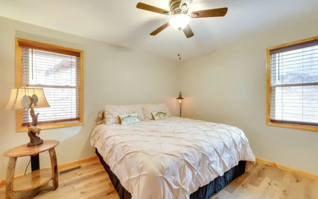 Cozy Waverly Cabin w/ Fireplace & Deck!