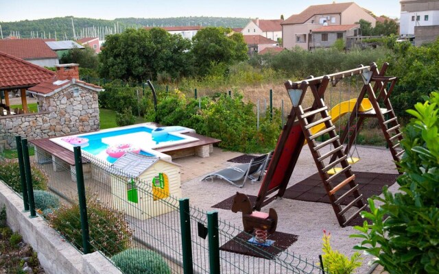 Nice Home in Pirovac With Wifi and 4 Bedrooms