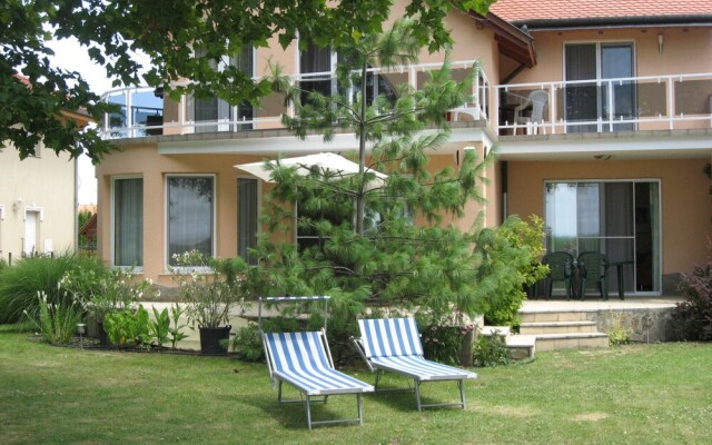 Sunshine Beach House  directly at the  lake