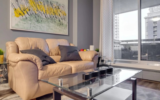 Cozy and Central DT Home w Gym Coffee Parking BBQ