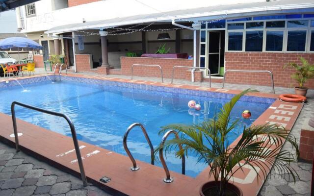 De'elites Pool Bar & Inn