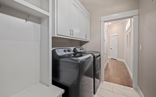 Big Blue on Main-hot Tub-less Than 1 Mi to Square