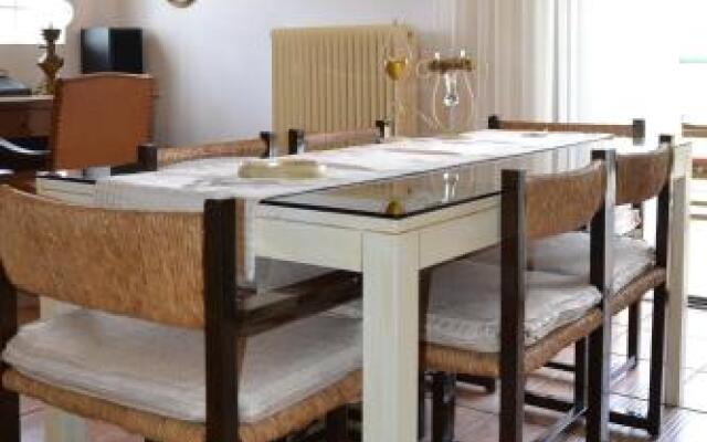 Unwind in a Spacious flat with Gardens near Beach