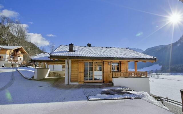 Cozy Chalet with 4 Bathrooms near Königsleiten