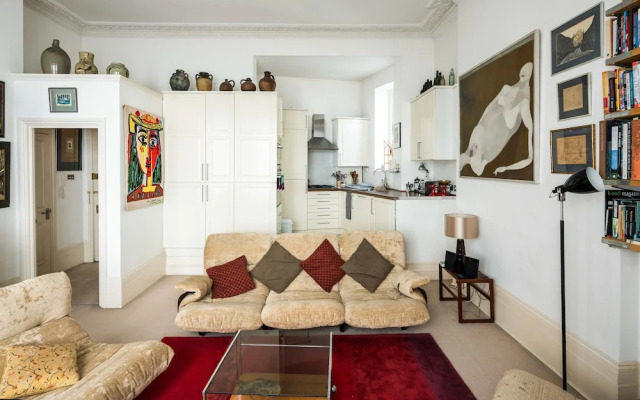 Sleek Simple & Peaceful 1Bd Flat Kensington
