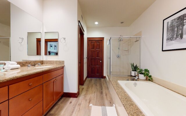 Timbers 15 Private Hot Tub, 2 Car Garage, Washer Dryer, Large Townhouse by RedAwning