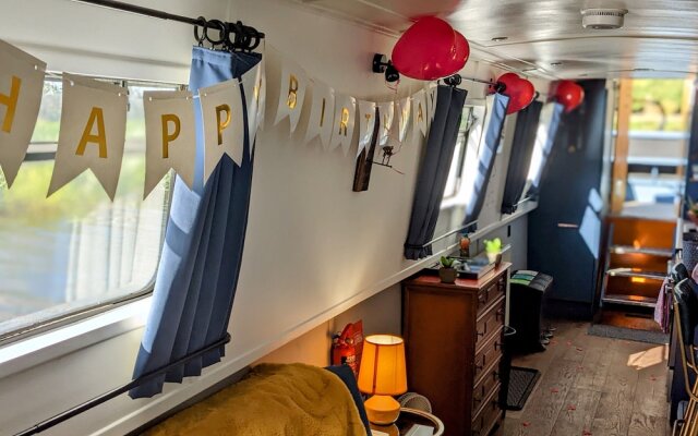 Narrowboat With Hot Tub, Spa, Cruising And More