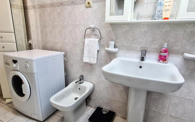 Windows City Apartment