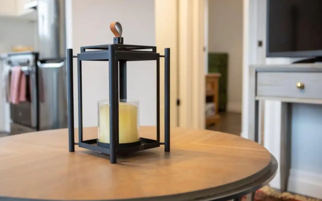 Detached Victorian Style Tiny Home - Long Stays U7