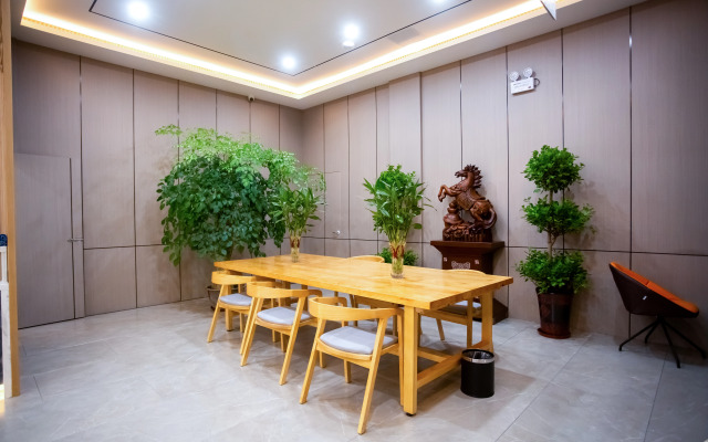 Lili Orange Light Luxury Hotel