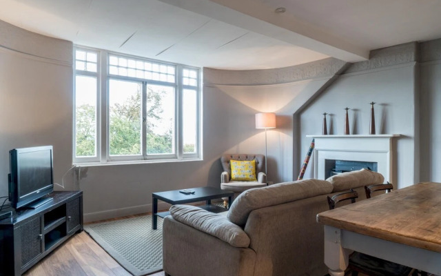 Queen St: Superb Penthouse Flat W/roof Terrace