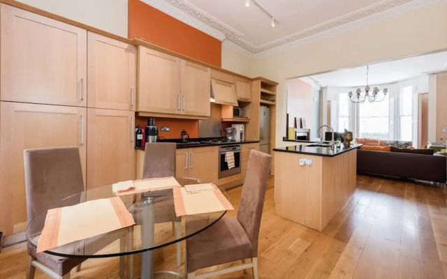 Inviting 1BD Hideaway Kensington Olympia!