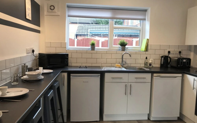 Modern 3-bed House With Parking Bamber Bridge, Preston