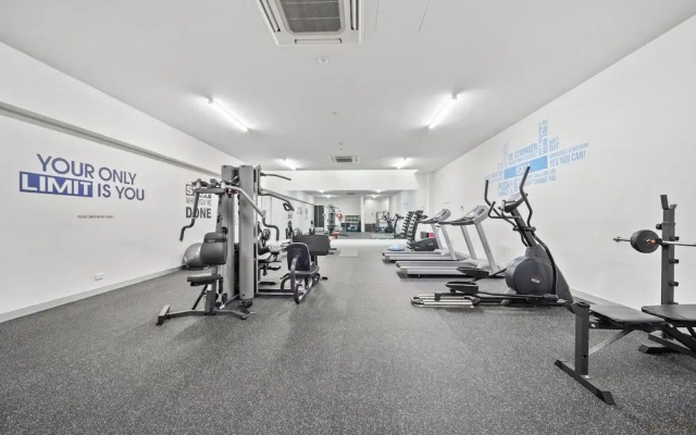 Inner-city 2-bed With Large Balcony, Garden & Gym