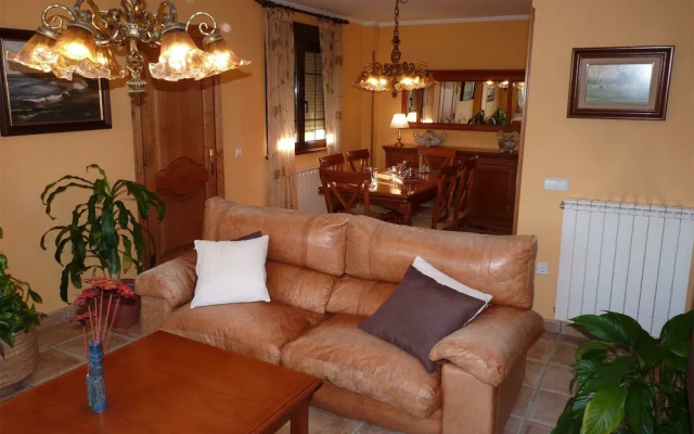 Heavenly Villa in Collia, Parres With Garden