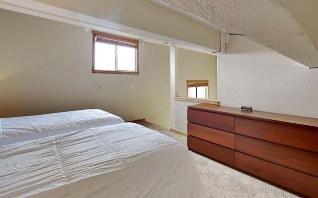 Spacious Snowbird Condo Unit Slopeside In Quiet Canyon Neighborhood