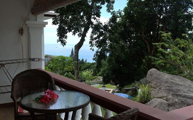 Studio in Mahe, With Wonderful sea View, Furnished Terrace and Wifi -