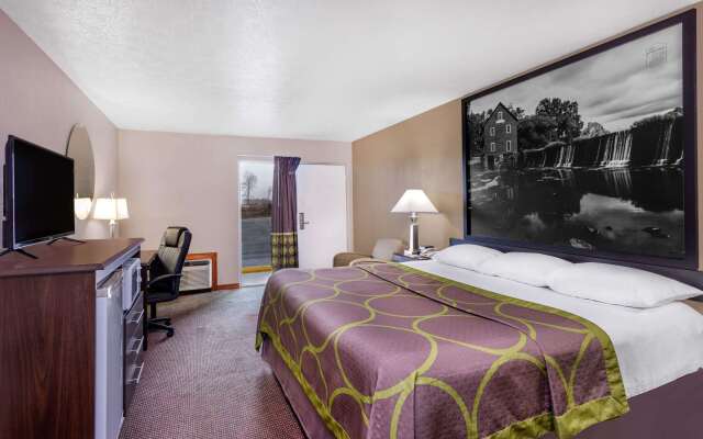 Super 8 by Wyndham Locust Grove