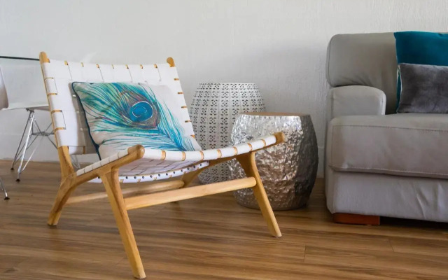 2 Bedroom Renovated Townhouse, Walk to Noosa River
