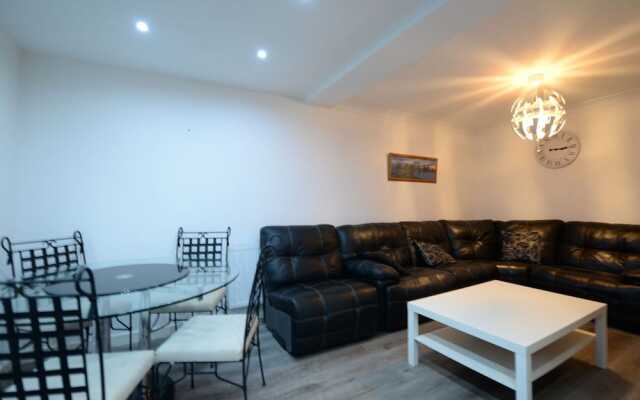 Alluring Holiday Home in Coventry with Garden