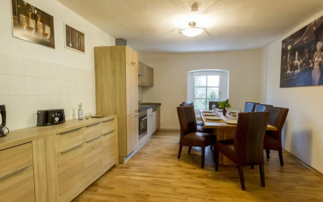 Courtyard View - Manor by the Lake