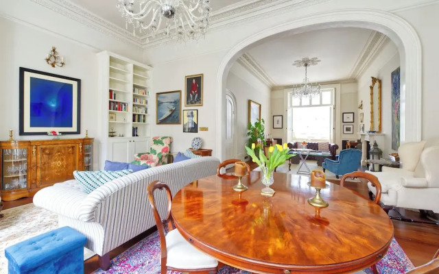 Grand 2 Bedroom Flat, Kensington