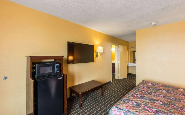 Econo Lodge Inn & Suites