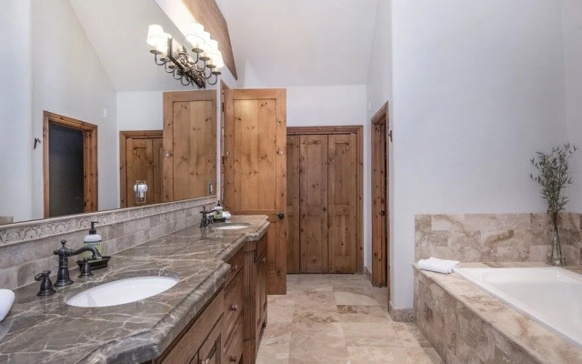 Lupine Residence 5 Bedroom Home by RedAwning