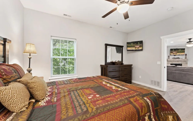 Whispering Woods Lodge-sleeps 10 4 Bedroom Home by RedAwning