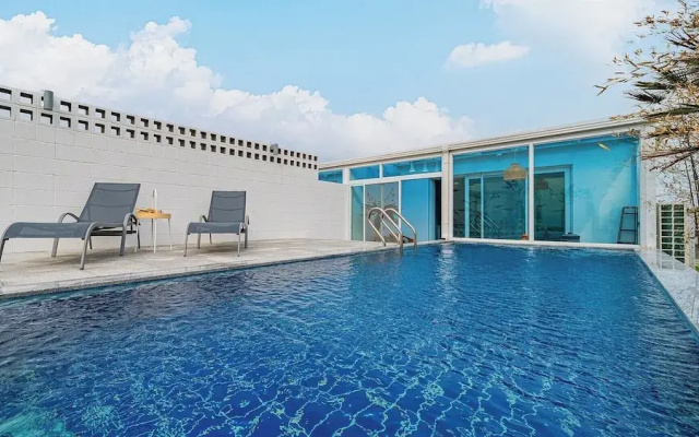 Uni’s Ocean Pool Villa