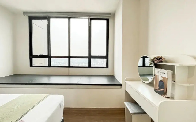 Basic Brown Accent 1Br Apartment Collins Boulevard