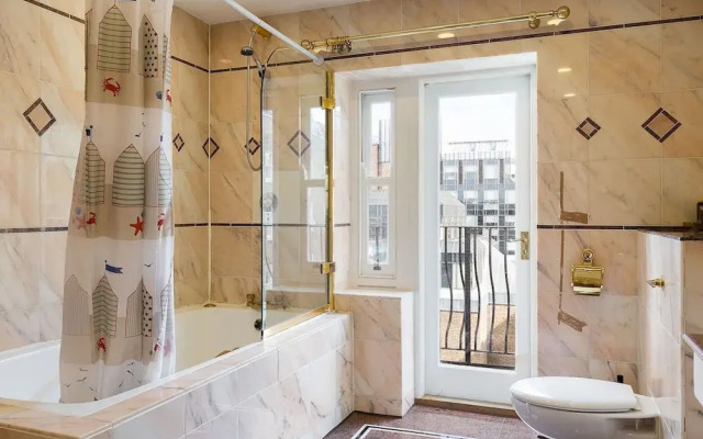 Penthouse 3-bed 3-bath on Marble Arch