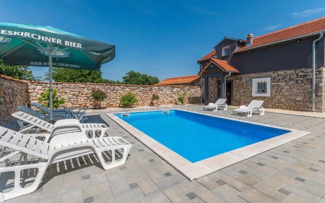 Amazing Home in Donje Rastane With 3 Bedrooms, Wifi and Outdoor Swimming Pool