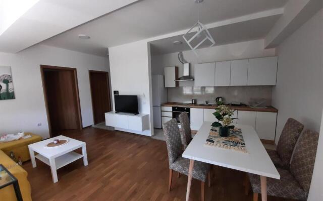 New modern 1 bedroom apartment with free parking